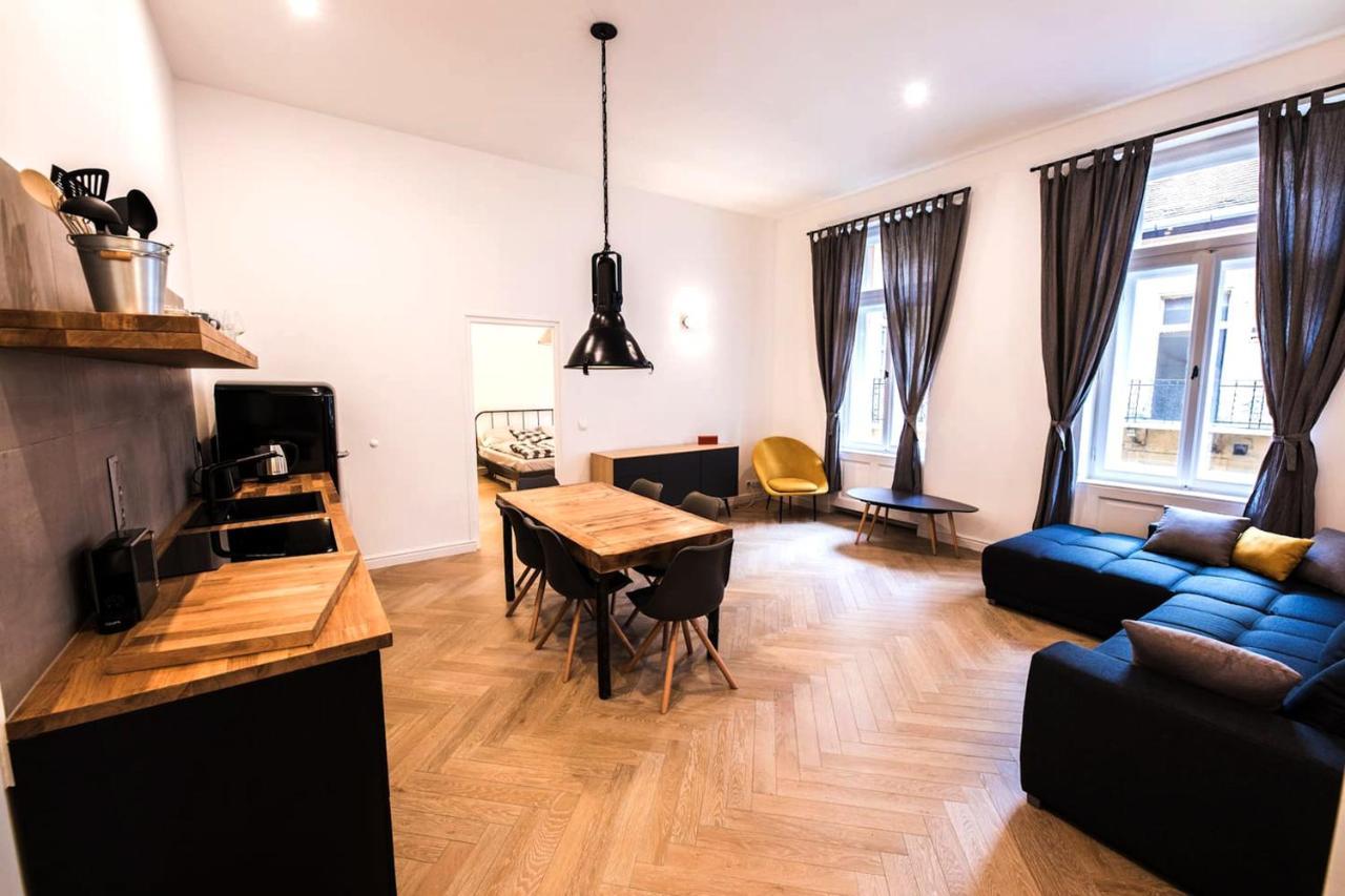 Iranyi - Flat In The Heart Of Downtown * Budapesta