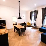 Iranyi Home - Flat In The Heart Of Downtown